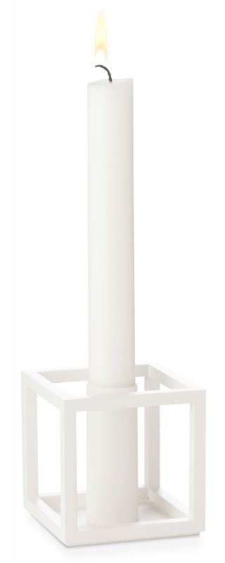 Weißer Kubus Kerzenständer mit brennender, weißer Kerze. Minimalistisches Design für stimmungsvolle Beleuchtung.